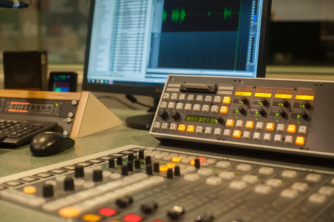 radio-4292411_1280
